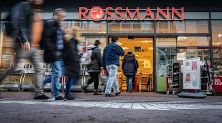 Rossmann gehört nach eigenen Angaben zu den größten Drogeriemarktketten in Europa – und sagt nun den klassischen Apotheken den Kampf an. (Archivbild) / Foto: Frank Rumpenhorst/dpa