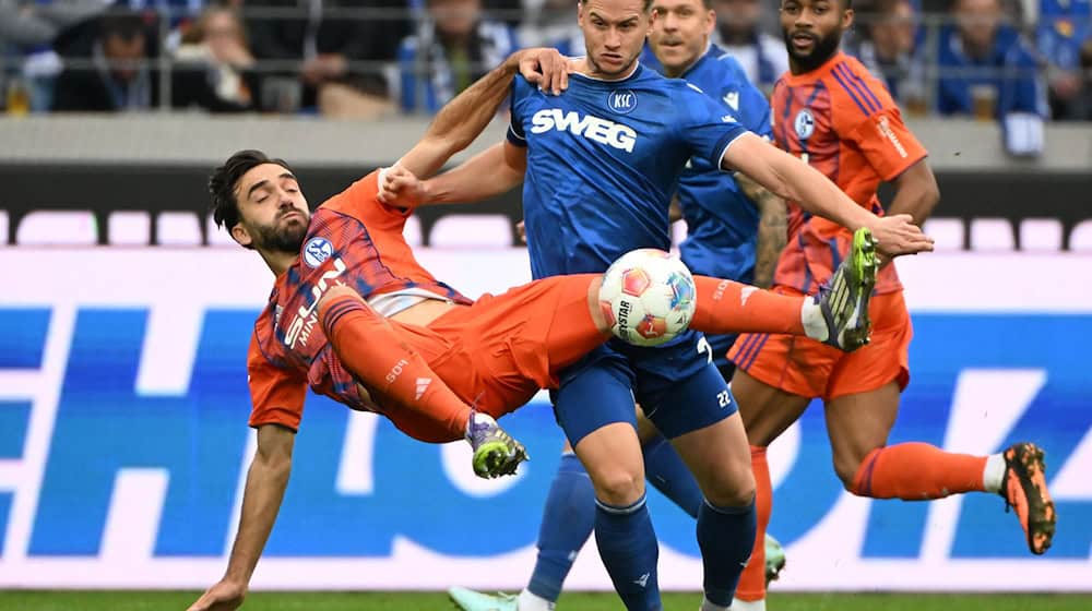 Nach einer Verletzungspause ist KSC-Profi Christoph Kobald (r) wieder fit. / Foto: Uli Deck/dpa