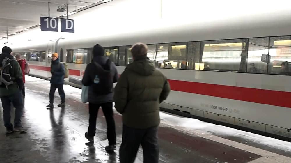 Die Deutsche Bahn hat den Aufenthaltszug für Reisende abgestellt, die wegen des Winterwetters nicht mehr weiterreisen können. / Foto: -/dpa