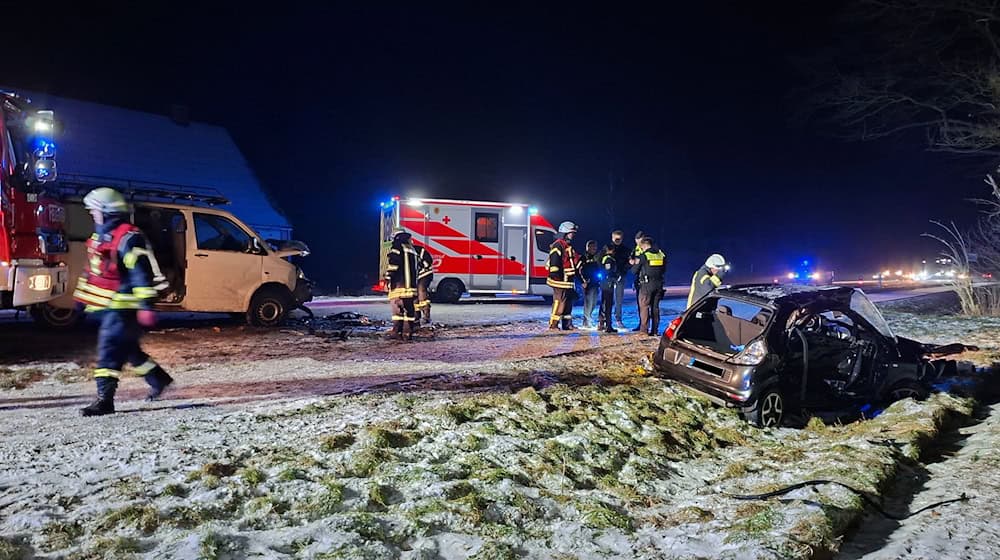 Die Feuerwehr hat den Mann mit schwerem Gerät aus seinem Wagen befreit.  / Foto: Kai Moorschlatt/dpa