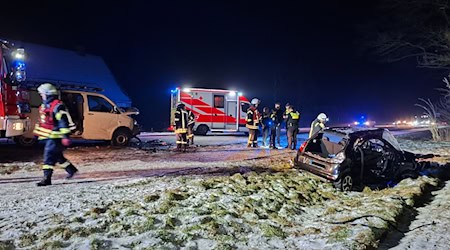 Die Feuerwehr hat den Mann mit schwerem Gerät aus seinem Wagen befreit.  / Foto: Kai Moorschlatt/dpa