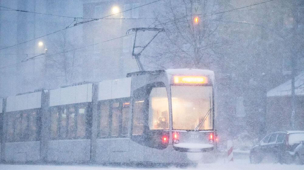 Wegen Schneeverwehungen fuhr in Bremen ein Auto in ein Gleisbett der Straßenbahn. (Symbolbild) / Foto: Sina Schuldt/dpa