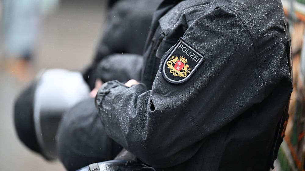 Nach einer nicht angemeldeten Versammlung mit vielen Menschen und einem Autokorso ermittelt die Bremer Polizei. (Symbolbild)   / Foto: Sina Schuldt/dpa