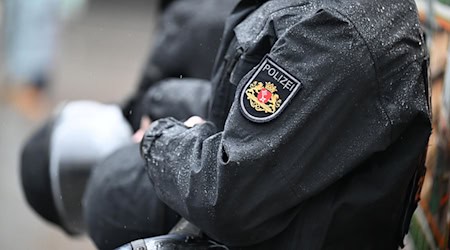 Nach einer nicht angemeldeten Versammlung mit vielen Menschen und einem Autokorso ermittelt die Bremer Polizei. (Symbolbild)   / Foto: Sina Schuldt/dpa