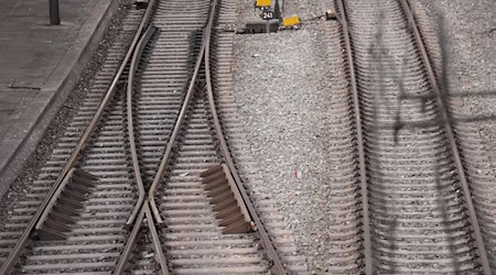 Die Bahn rechnet wegen der Wetterlage mit Einschränkungen. (Archivbild)  / Foto: Marcus Brandt/dpa
