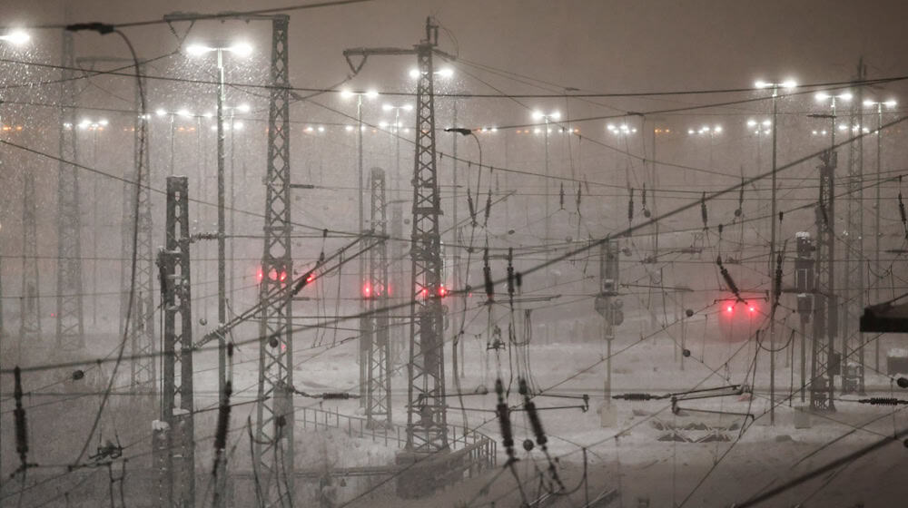 ICE der Deutschen Bahn stehen bei starkem Schneefall im Betriebswerk Langenfelde-Stellingen in Hamburg. (Archivbild) / Foto: Christian Charisius/dpa
