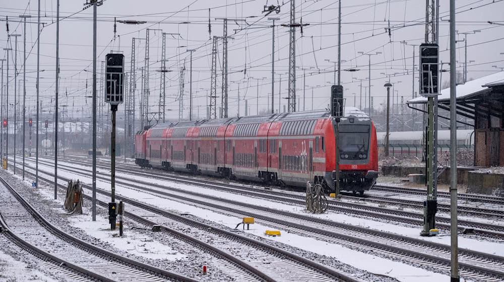 Schnee und Eis haben der Bahn zu schaffen gemacht. / Foto: Stefan Sauer/dpa