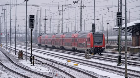 Schnee und Eis haben der Bahn zu schaffen gemacht. / Foto: Stefan Sauer/dpa