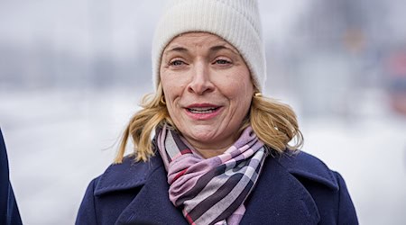 Nach zahlreichen Zugausfällen und Verspätungen läuft der Fernverkehr der Bahn langsam wieder an.  / Foto: Moritz Frankenberg/dpa