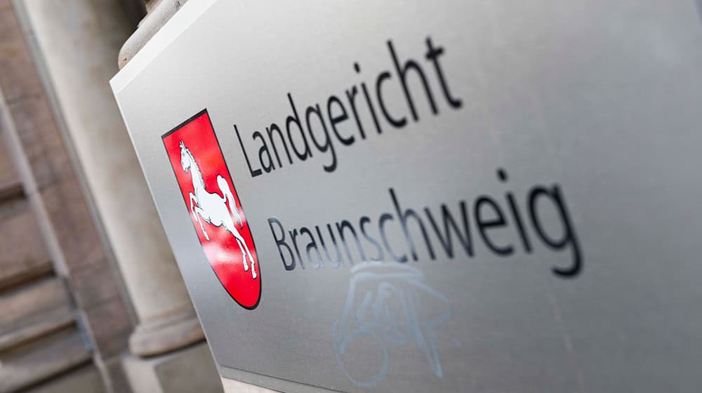 Ein Beamter hat eingeräumt, in mehr als tausend Fällen Geld aus der Landeskasse auf das eigene Konto überwiesen zu haben.  / Foto: Michael Matthey/dpa