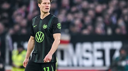 Kevin Behrens (hier im Trikot des VfL Wolfsburg) sorgte bei seinem neuen Club für negative Schlagzeilen. (Archivbild) / Foto: Harry Langer/dpa