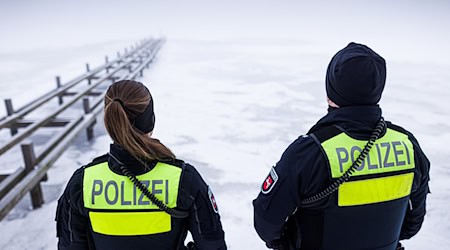 Einsatzkräfte der Polizei kontrollierten am Sonntagmorgen die Eisfläche des zugefrorenen Steinhuder Meeres. / Foto: Moritz Frankenberg/dpa