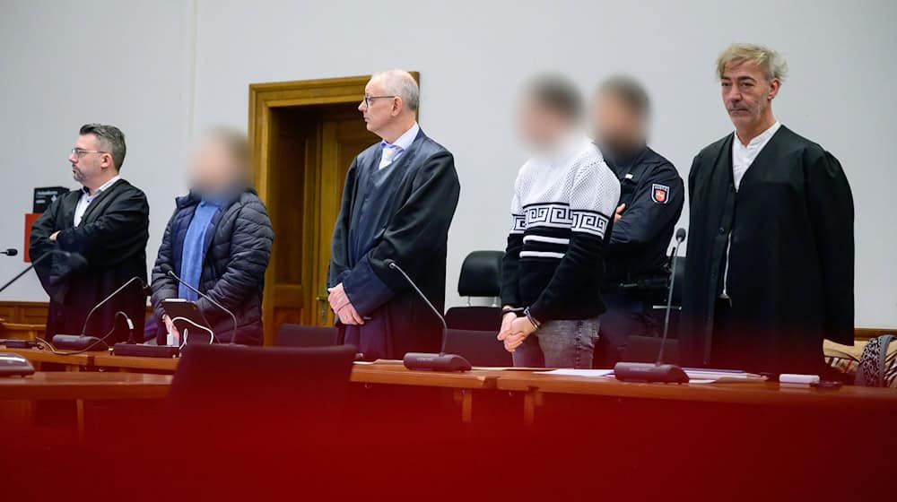 Prozess wegen versuchten Mordes: Die Angeklagten sollen Gegenstände von Brücken geworfen haben. (Archivbild) / Foto: Philipp Schulze/dpa