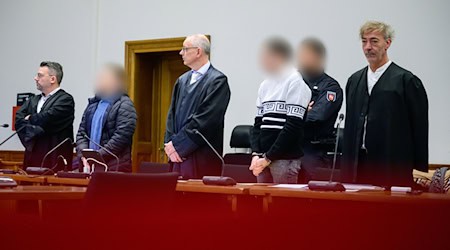 Prozess wegen versuchten Mordes: Die Angeklagten sollen Gegenstände von Brücken geworfen haben. (Archivbild) / Foto: Philipp Schulze/dpa