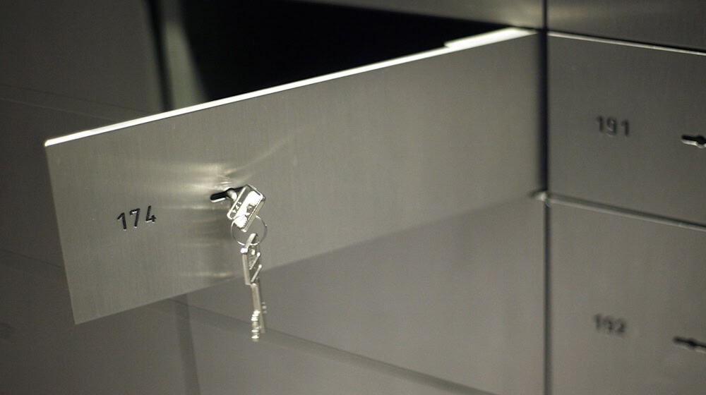 Nachdem unbekannte Täter in einer Bank in Wilhelmshaven mehrere Schließfächer aufgebrochen haben, geben sich nun Betrüger als Bankmitarbeiter aus. (Symbolbild) / Foto: Jens Wolf/dpa-Zentralbild/dpa