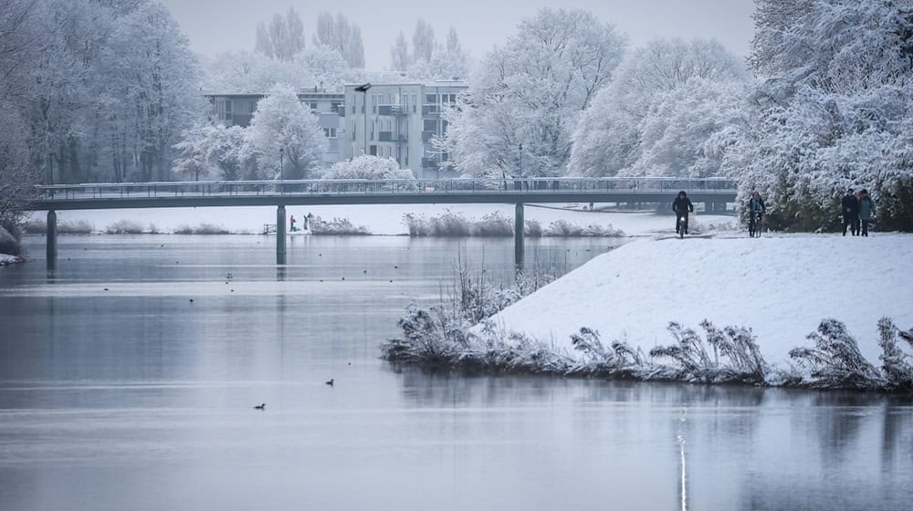 Das Winterwetter sorgt in Bremen für schöne Landschaften und Herausforderungen. Regulären Schulunterricht gibt es am Montag nicht.  / Foto: Focke Strangmann/dpa