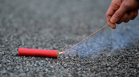 Mit einem Rettungshubschrauber wird der Junge in ein Krankenhaus geflogen. (Symbolbild) / Foto: Britta Pedersen/dpa/dpa-tmn