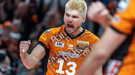 Berlins Ruben Schott freut sich über einen Punkt. / Foto: Andreas Gora/dpa