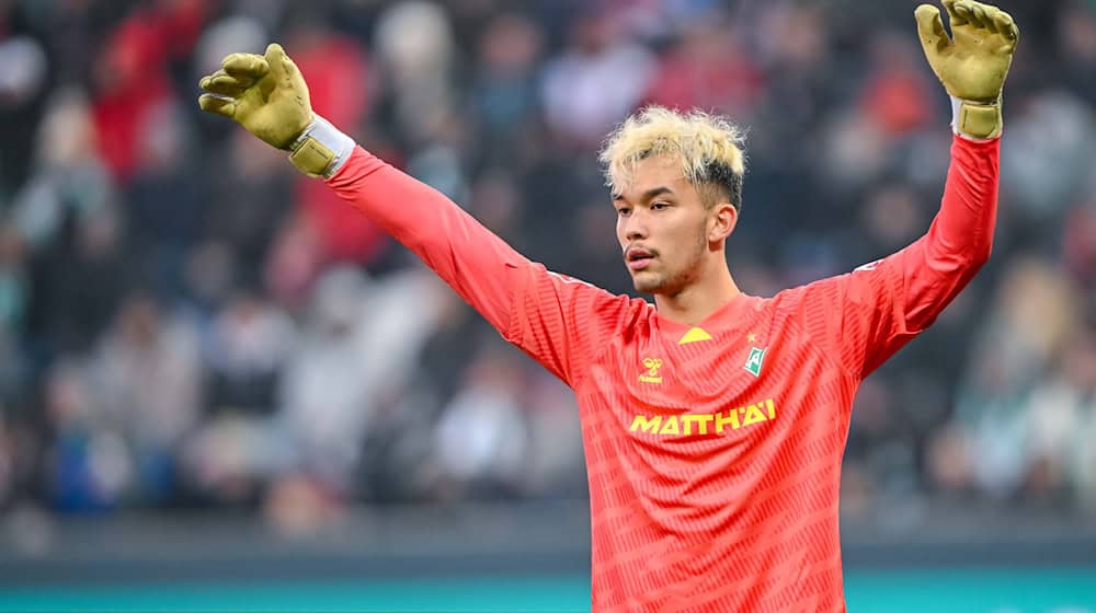 Werder hofft auf einen Einsatz von Torwart Mio Backhaus gegen Hoffenheim. (Archivbild) / Foto: Harry Langer/dpa