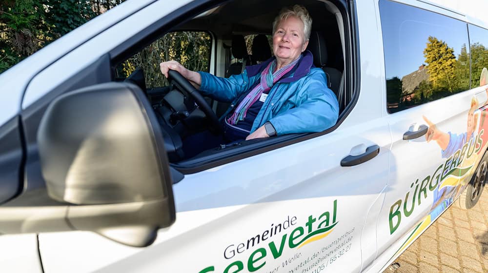 Bürgerbusse füllen in einigen Gemeinden die Lücken im Verkehrsnetz. / Foto: Philipp Schulze/dpa