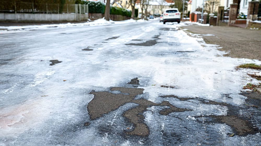 Das Winterwetter sorgt am Freitag für Ausfälle im Busverkehr in Oldenburg. (Symbolbild) / Foto: Sina Schuldt/dpa