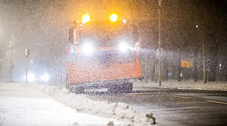Aus Sicherheitsgründen bleiben Busse in den Depots. / Foto: Moritz Frankenberg/dpa