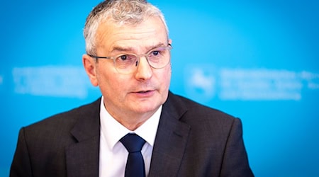 Pflege ist längst wieder ein Armutsrisiko, sagte Hans-Joachim Lenke, Vorstandssprecher der Diakonie Niedersachsen. (Archivbild) / Foto: Moritz Frankenberg/dpa