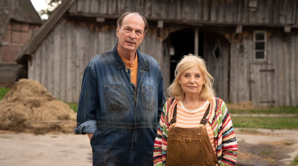 Aus der Stadt raus aufs Land: Für den zweiten Spielfilm zur Vorabend-Serie «Die Kanzlei» müssen die beiden Anwälte ganz anders anpacken als sonst.  / Foto: Georges Pauly/ARD/dpa