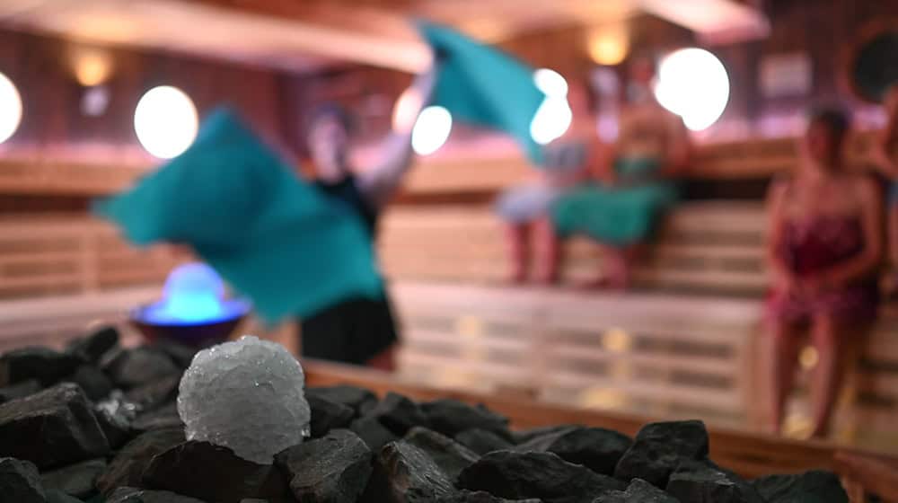 Schneebälle aus Crushed Ice liegen in der Koggen-Sauna in Ostfriesland neben einem Sauna-Ofen - vielleicht etwas für einen kalten Wintertag? / Foto: Lars Penning/dpa