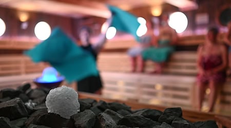 Schneebälle aus Crushed Ice liegen in der Koggen-Sauna in Ostfriesland neben einem Sauna-Ofen - vielleicht etwas für einen kalten Wintertag? / Foto: Lars Penning/dpa