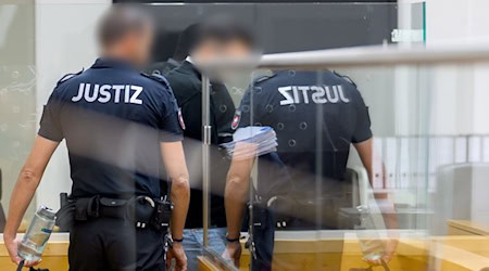  Ein Staatsanwalt aus Hannover soll gegen Geld eine international agierende Kokain-Bande mit Informationen versorgt haben. Jetzt gibt es eine Überraschung im Verfahren. (Archivbild)  / Foto: Julian Stratenschulte/dpa
