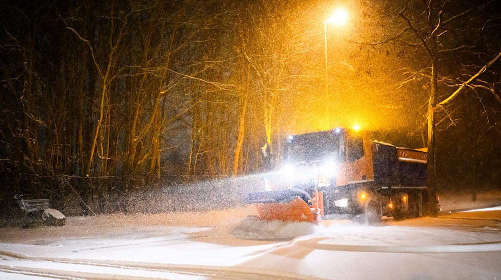 Das Winterwetter prägt den Tag in Niedersachsen.  / Foto: Julian Stratenschulte/dpa