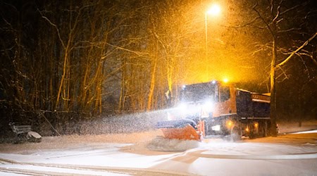 Das Winterwetter prägt den Tag in Niedersachsen.  / Foto: Julian Stratenschulte/dpa
