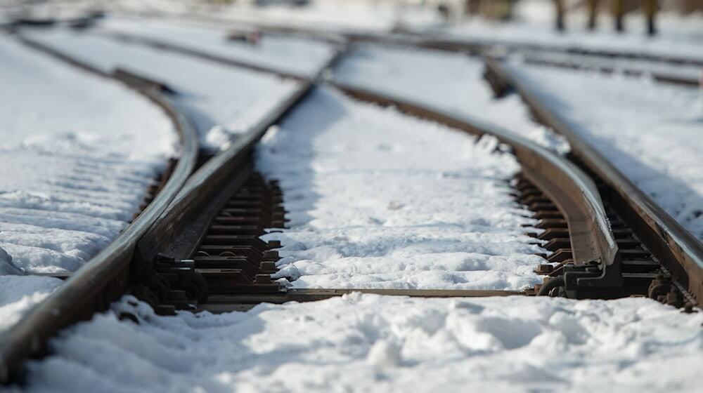 Bei Extremfrost oder starken Schneeverwehungen stoßen Weichenheizungen an ihre Grenzen. (Symbolbild) / Foto: Matthias Balk/dpa