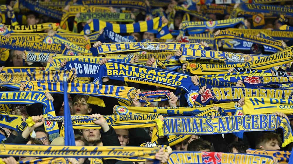 Fans von Eintracht Braunschweig. / Foto: Swen Pförtner/dpa