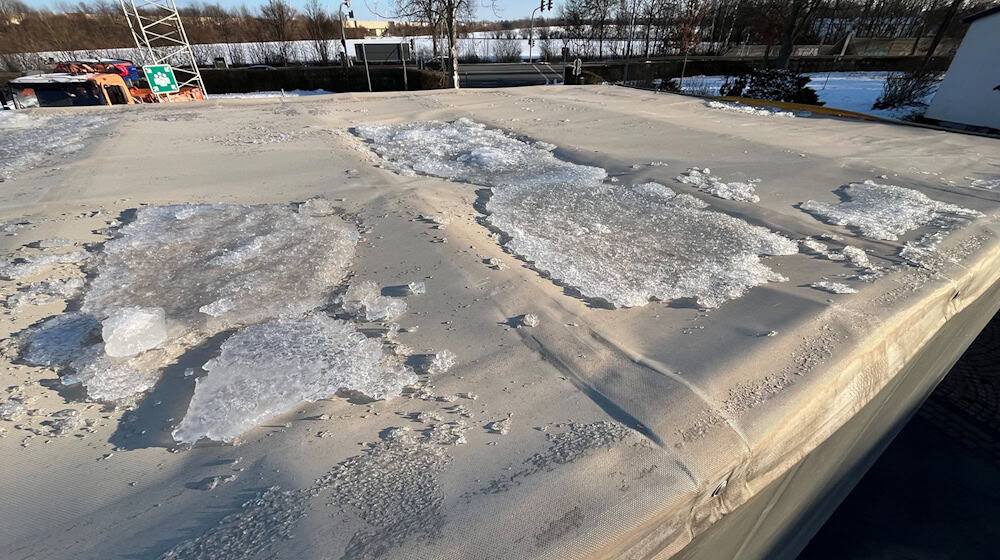 Eisplatten auf Lastwagen haben auf der A7 Unfälle verursacht. / Foto: Polizeiinspektion Hildesheim/dpa