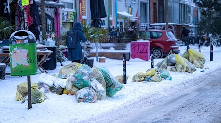 Glatte Straßen und starkes Schneetreiben haben mancherorts die Müllabfuhr gestoppt. (Archibild) / Foto: Sina Schuldt/dpa