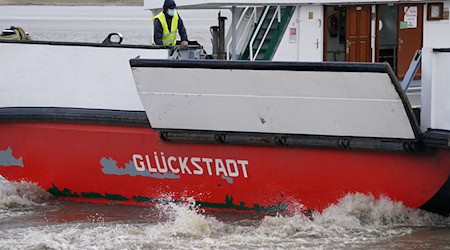 Die Elbfähre Glückstadt Wischhafen pausiert wegen treibender Eisschollen und der aktuellen Ostwetterlage. (Symbolbild) / Foto: Marcus Brandt/dpa