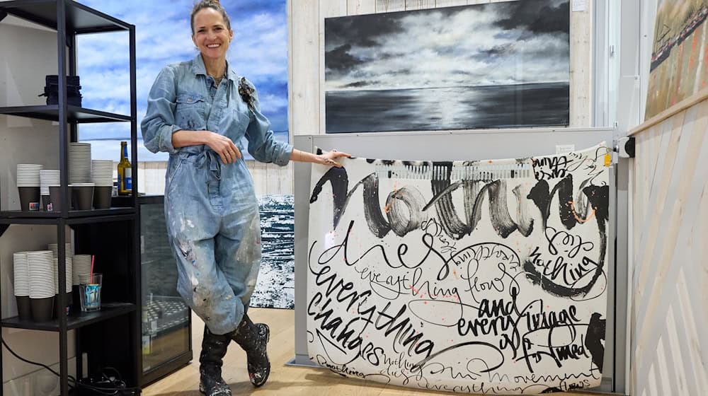 Die Hamburger Künstlerin Jeannine Platz liebt Malen und Schreiben. Beides zeichnet ihre Werke aus.  / Foto: Georg Wendt/dpa