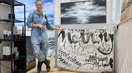 Die Hamburger Künstlerin Jeannine Platz liebt Malen und Schreiben. Beides zeichnet ihre Werke aus.  / Foto: Georg Wendt/dpa