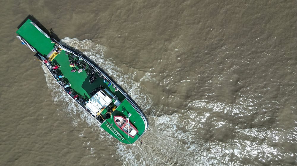 Normalerweise bringt die Fähre mehrmals täglich Radfahrer und Fußgänger über die Ems. (Archivbild) / Foto: Lars Penning/dpa