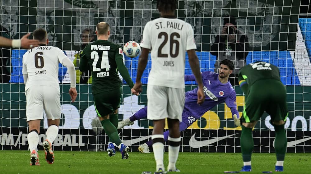 Tor-Debüt: Christian Eriksen schießt per Handelfmeter seinen ersten Bundesliga-Treffer für den VfL Wolfsburg. / Foto: Swen Pförtner/dpa