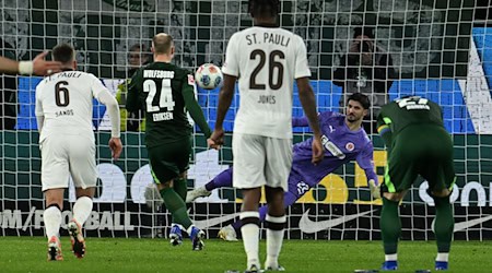 Tor-Debüt: Christian Eriksen schießt per Handelfmeter seinen ersten Bundesliga-Treffer für den VfL Wolfsburg. / Foto: Swen Pförtner/dpa