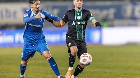 Hannovers Torschütze Enzo Leopold (r) im Zweikampf mit Magdeburgs Laurin Ulrich.  / Foto: Andreas Gora/dpa