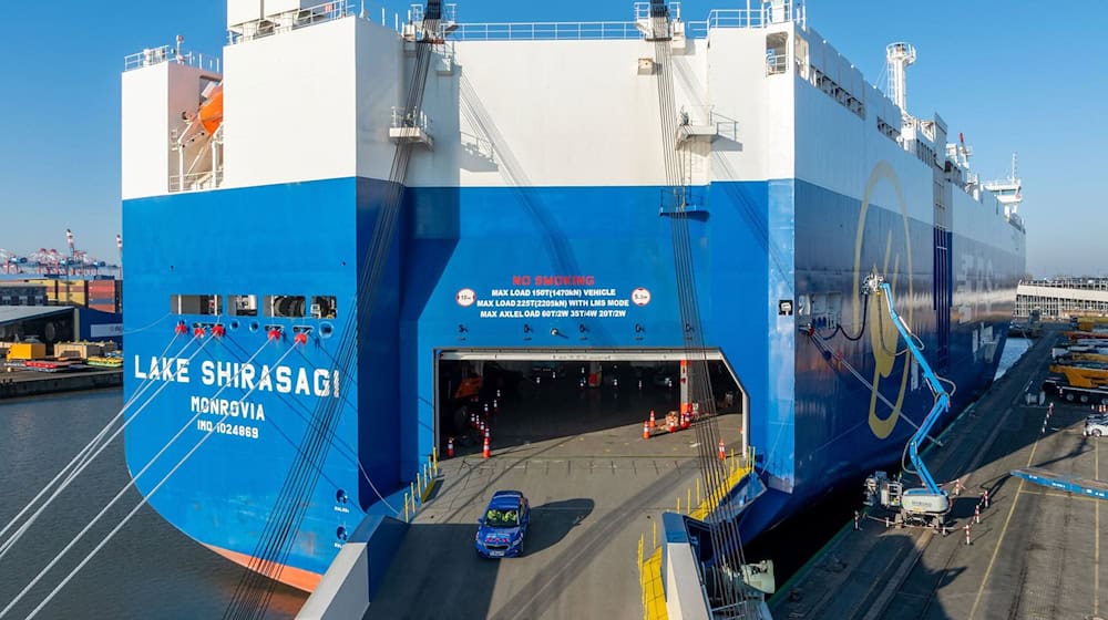 Zunächst hatte der technische Test vonseiten des Schiffes nicht geklappt. (Handout) / Foto: Matthias Koch/bremenports/dpa