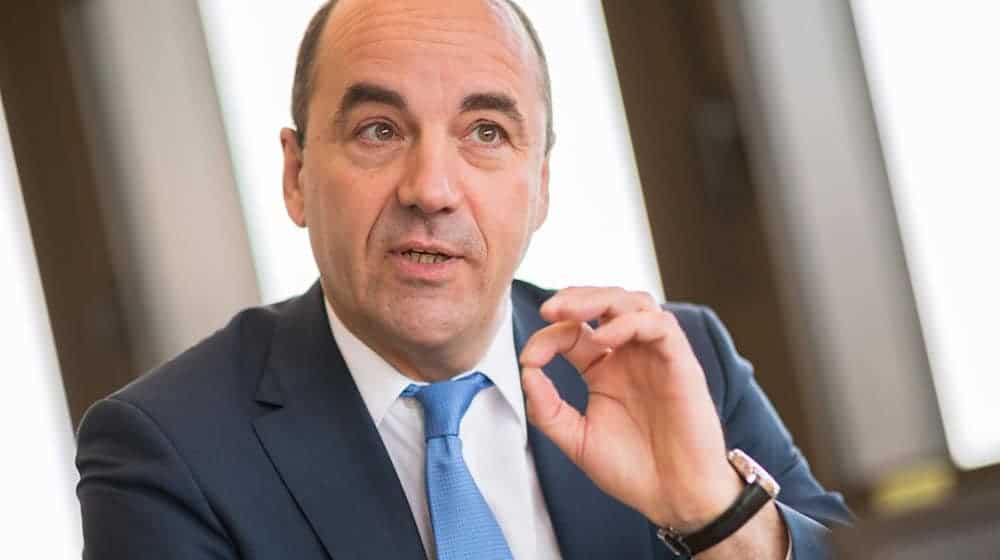 Für ausreichend Energiesicherheit auch in einem Krisenfall schlägt EWE-Chef Stefan Dohler vor, eine Gasreserve anzulegen. (Archivbild) / Foto: Mohssen Assanimoghaddam/dpa