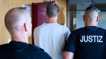 Ein 41-Jähriger soll seine Ex-Lebensgefährtin mit einem Brecheisen brutal getötet haben - im Prozess werden die Plädoyers erwartet. (Archivbild) / Foto: Julian Stratenschulte/dpa