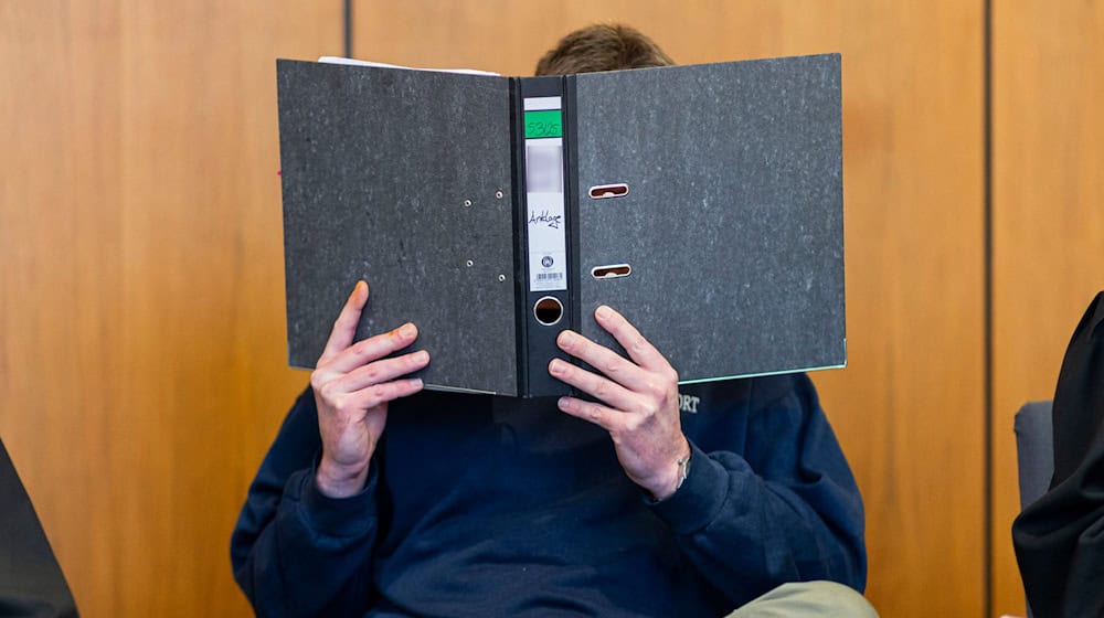 Erst Gift im Kaffee, dann 23 Schläge mit einem Eisenrohr: Nach dem Tod seiner Ex-Lebensgefährtin wird ein 41-Jähriger zu 13 Jahren Gefängnis verurteilt. (Archivbild)  / Foto: Michael Matthey/dpa