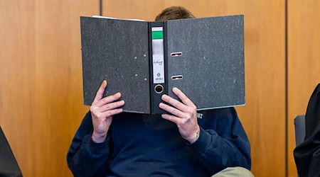 Erst Gift im Kaffee, dann 23 Schläge mit einem Eisenrohr: Nach dem Tod seiner Ex-Lebensgefährtin wird ein 41-Jähriger zu 13 Jahren Gefängnis verurteilt. (Archivbild)  / Foto: Michael Matthey/dpa