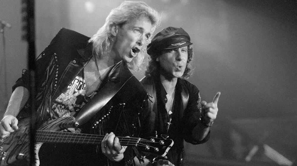 Ex-Bassist Francis Buchholz (l.) mit Scorpions-Frontmann Klaus Meine 1991 in Frankfurt am Main. (Archivbild) / Foto: Dieter Roosen/dpa